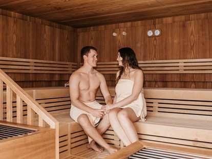 Familienhotel - Pools: Innenpool - Österreich - Die Panorama-Sauna mit Blick ins Tal hat täglich von 11:00 Uhr bis 19:00 Uhr für Sie geöffnet. - Hotel …mein Neubergerhof****