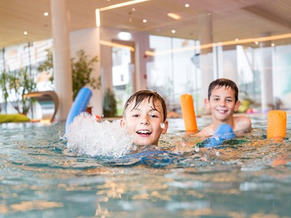 Familienhotel - Wellnessbereich - Tirol - Schwimmschule auf Anfrage - Almfamilyhotel Scherer****s - Familotel Osttirol