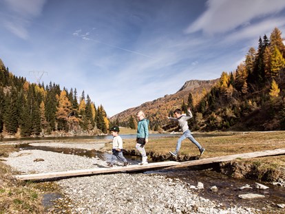 Familienhotel - Garten - Tirol - Die Natur ist unser Spielplatz - Almfamilyhotel Scherer****s - Familotel Osttirol
