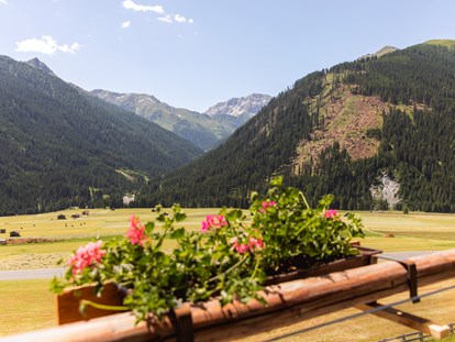 Familienhotel - Garten - Tirol - Aussicht von unseren Balkonen - Almfamilyhotel Scherer****s - Familotel Osttirol
