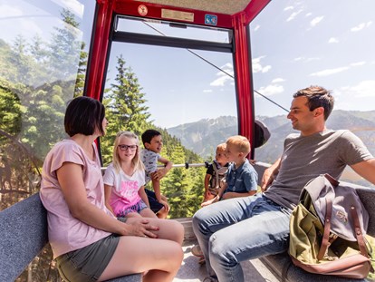 Familienhotel - Babybetreuung - Österreich - Gondelfahrt auf den Berg mit der Golzentippbahn in Obertilliach - Almfamilyhotel Scherer****s - Familotel Osttirol