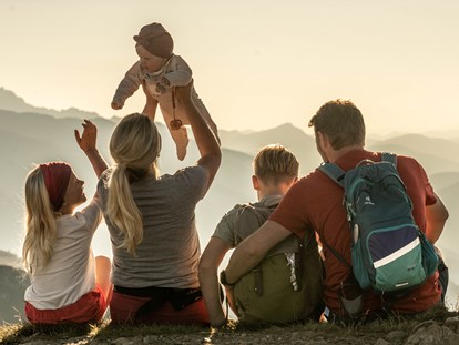 Familienhotel - Babybetreuung - Österreich - Familienurlaub in den Bergen Osttirols - Almfamilyhotel Scherer****s - Familotel Osttirol
