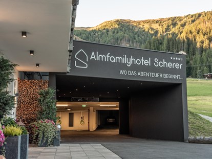 Familienhotel - Babybetreuung - Österreich - Einfahrt in den Abenteuerurlaub - Almfamilyhotel Scherer****s - Familotel Osttirol