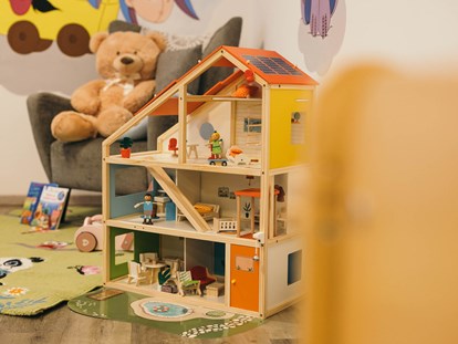 Familienhotel - Babybetreuung - Österreich - Kinderbetreuung wie bei Oma daheim - Kinderhotel Waldhof