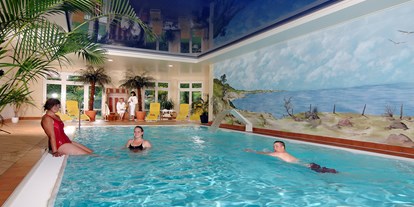Familienhotel - Garten - Mecklenburg-Vorpommern - Hallenschwimmbad mit Gegenstromanlage und Nackenschwallbrause - Ferienpark Heidenholz