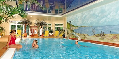 Familienhotel - Garten - Mecklenburg-Vorpommern - Hallenschwimmbad ( 29 °C ) mit Gegenstromanlage und Nackenschwallbrause und Whirlpool - Aparthotel Am See