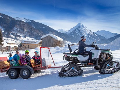 Familienhotel - Oberstdorf - Tschu Tschu Postexpress bringt die Kinder in die Skischule - ****Alpen Hotel Post