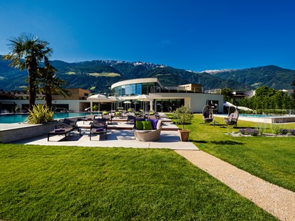 Familienhotel - Sauna - Südtirol - Schöne Gartenanlage rund um die Outdoor-Pools - Familien - und Wellnesshotel Prokulus