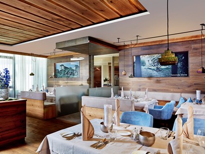 Familienhotel - Sauna - Südtirol - Elegant gedeckte Tische im Restaurant - Familien - und Wellnesshotel Prokulus