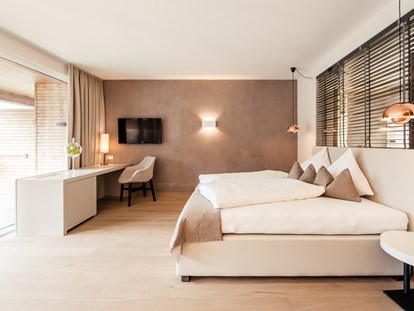 Familienhotel - Schwimmkurse im Hotel - Italien - Zimmer mit Doppelbett und TV-Ecke - Familien - und Wellnesshotel Prokulus