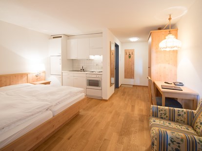 Familienhotel - Suiten mit extra Kinderzimmer - Schweiz - Einzimmer-Appartement Standard,  ideal für 2 Erwachsene und 1 Kind oder 1 Erwachsene und 2 Kinder - Aparthotel Muchetta - Davos Wiesen - Graubünden - Schweiz - Aparthotel Muchetta