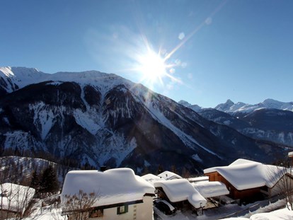 Familienhotel - Suiten mit extra Kinderzimmer - Schweiz - Winteraussicht vom Aparthotel Muchetta - Davos Wiesen - Graubünden - Schweiz - Aparthotel Muchetta