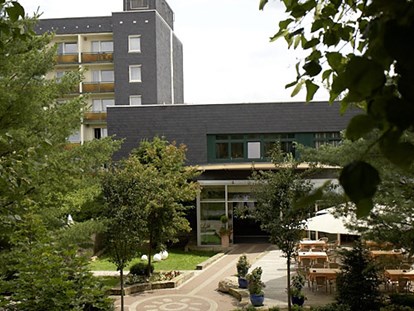 Familienhotel - Babybetreuung - Thüringen - Schöne Anlage vor dem Eingang - Familotel Aparthotel Am Rennsteig