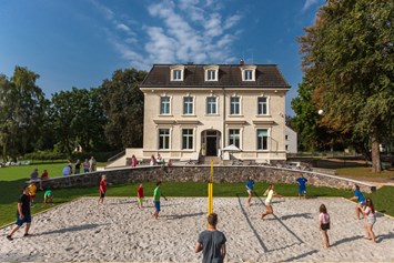 Kinderhotel: Schloss Leizen und unser Beachvolleyballplatz. - Germany For Kids Kinderferienhotel Schloss Leizen