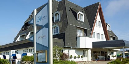 Familienhotel - Pools: Innenpool - Schleswig-Holstein - Der Eingang zum Dorint Strandresort Spa Sylt Westerland - Dorint Strandresort Spa Sylt Westerland