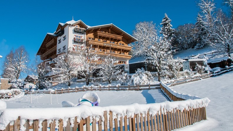 Familienglück im Schnee … im Hotel babymio in Kirchdorf in Tirol - Kinderhotel.Info