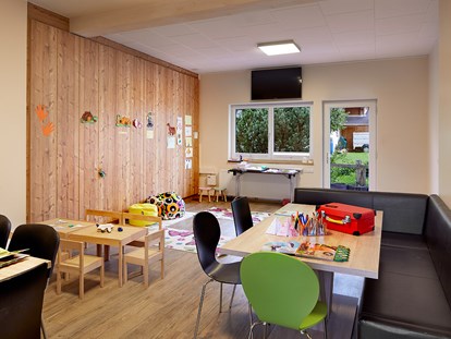 Familienhotel - Einzelzimmer mit Kinderbett - Gsieser Tal - Malraum mit der TUI Kids Club Betreuung - Das Familien-Clubhotel Wolkensteinbär