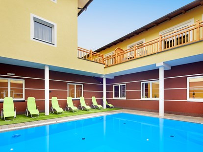 Familienhotel - Einzelzimmer mit Kinderbett - Kitzbühel - beheizter und überdachter Pool für eine angenehme Abkühlung - Das Familien-Clubhotel Wolkensteinbär