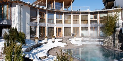 Familienhotel - Spielplatz - Döbriach - Außenansicht im Winter Hotel Eschenhof - Ortners Eschenhof - Alpine Slowness