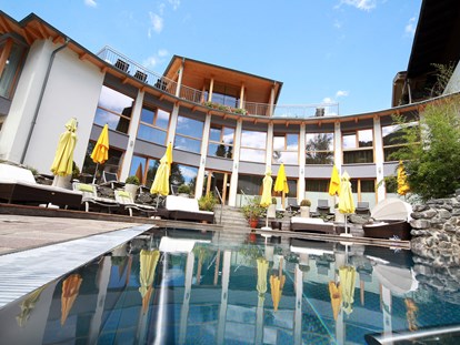 Familienhotel - Pools: Außenpool beheizt - Faak am See - Hotel Eschenhof Außenansicht Sommer - Ortners Eschenhof - Alpine Slowness