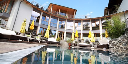 Familienhotel - Spielplatz - Döbriach - Hotel Eschenhof Außenansicht Sommer - Ortners Eschenhof - Alpine Slowness