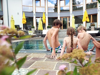 Familienhotel - Pools: Außenpool beheizt - Keutschach - Kinder am Außenpool - Ortners Eschenhof - Alpine Slowness