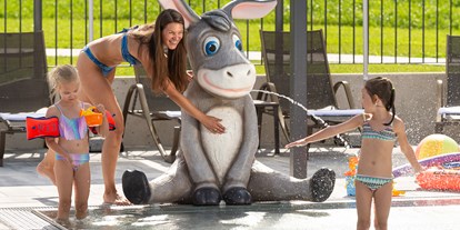Familienhotel - Schwimmkurse im Hotel - Österreich - Kinderbecken mit Esel-Dusche - Die Seitenalm
