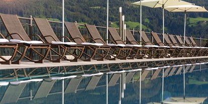 Familienhotel - Schwimmkurse im Hotel - Österreich - Außenpool - Die Seitenalm