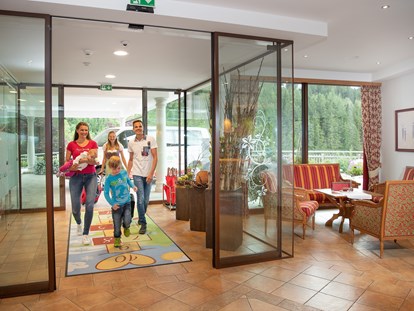 Familienhotel - Pools: Innenpool - Ramsau (Bad Goisern am Hallstättersee) - Eingang - Die Seitenalm