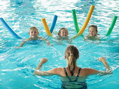 Familienhotel - Kinderbetreuung in Altersgruppen - Aigen im Ennstal - Schwimmkurs - Die Seitenalm