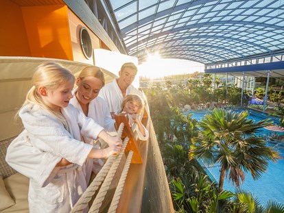 Familienhotel - Schwimmkurse im Hotel - München - Ausblick vom Balkon der Panorama Außenkabine direkt ins Wellenbad der Therme Erding, wo Sie sich in bis zu 2 Metern hohen Wellen treiben lassen können. - Hotel Victory Therme Erding 