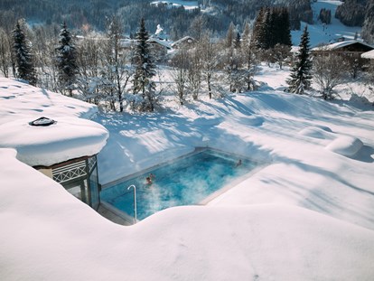 Familienhotel - Umgebungsschwerpunkt: Therme - Österreich - Beheizter Außenpool mit Blick auf den Skilift - Hotel Gut Weissenhof ****S