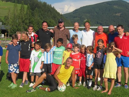 Familienhotel - Pools: Außenpool beheizt - Tauplitz - Fußball spielen mit Kidi´s, Teenies und Eltern im Hotel Gut Weissenhof - Hotel Gut Weissenhof ****S