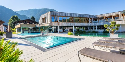Familienhotel - Pools: Schwimmteich - Zell am See - beheizter Outdoorpool und Wärmebecken - Ferienanlage Central GmbH