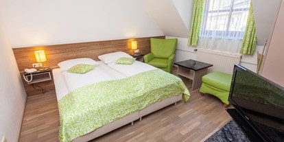Familienhotel - Ausritte mit Pferden - Bad Waltersdorf - Zimmer mit Doppelbett - Familienhotel & Reiterparadies Der Ponyhof
