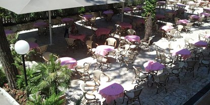 Familienhotel - Tennis - Bellaria Igea Marina - Unser erholsamer Garten - Club Family Hotel Milano Marittima