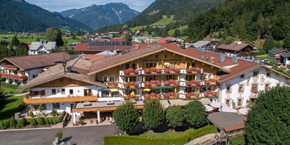 Familienhotel - Umgebungsschwerpunkt: Fluss - Tirol - Spielplatz direkt vor dem Haus. - Familotel Landgut Furtherwirt