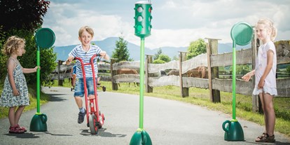 Familienhotel - Ausritte mit Pferden - Tiroler Unterland - Endlos sichere Spielmöglichkeiten! - Familotel Landgut Furtherwirt