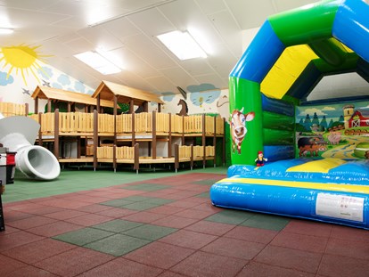 Familienhotel - Kinderbetreuung in Altersgruppen - Indoor-Spielbereich - Familotel Landhuus Laurenz