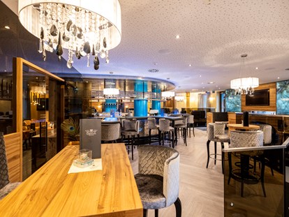 Familienhotel - Umgebungsschwerpunkt: am Land - Österreich - Genießen Sie einen Cocktail in unserer neuen Crystal Lounge! - Schlosshotel Lacknerhof****S Flachau