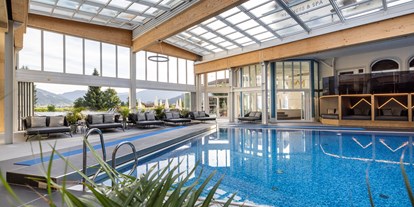 Familienhotel - Teenager-Programm - Salzburg - Schwimmbad mit Familiennester und Cabrio-Dach - Schlosshotel Lacknerhof****S Flachau