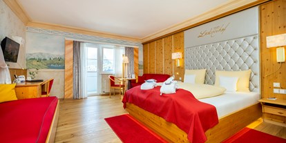 Familienhotel - Teenager-Programm - Salzburg - Unsere Zimmer und Suiten sind mit Parkett, Balkon, Gratis-WLAN, einem Suite-Pad, getrenntem Bad und WC, Allergiker-Bettwäsche, uvm. ausgestattet. - Schlosshotel Lacknerhof****S Flachau