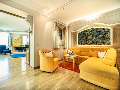 Familienhotel - Umgebungsschwerpunkt: Berg - Pongau - Unsere neuen Familien-Crystal-Suiten mit dem Wohnzimmer. - Schlosshotel Lacknerhof****S Flachau