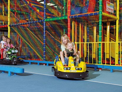 Familienhotel - Spielplatz - Thüringen - YOKI AHORN Kinderspielwelt Innen mit Kinder-Go-Kart - AHORN Panorama Hotel Oberhof
