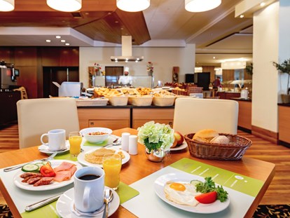 Familienhotel - Verpflegung: Frühstück - Masserberg - Abwechslungsreiches Frühstücksbuffet im Halbpensionsrestaurant Bergkristall - AHORN Panorama Hotel Oberhof