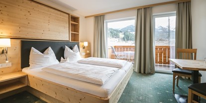 Familienhotel - Teenager-Programm - Salzburg - Familienzimmer Typ A mit Doppelbett und Stockbett in einem der Schlafzimmer - Familienhotel Botenwirt ***S