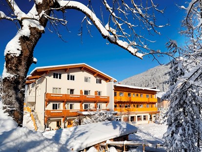 Familienhotel - Umgebungsschwerpunkt: See - Österreich - Außenansicht im Winter - Familienhotel Botenwirt ***S
