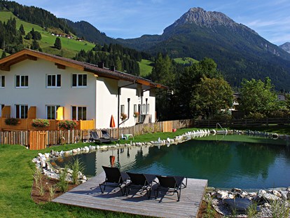 Familienhotel - Pools: Schwimmteich - Gröbming - Außenansicht mit Schwimmteich - Familienhotel Botenwirt ***S