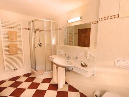 Familienhotel - Suiten mit extra Kinderzimmer - Obertauern - Badezimmerbeispiel im Haupthaus Reslwirt - Familienresort Reslwirt