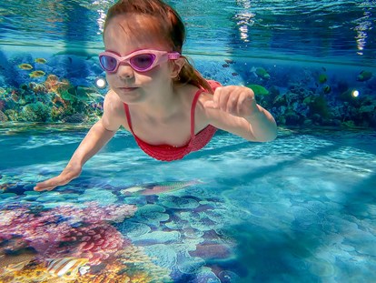 Familienhotel - Pools: Innenpool - Deutschland - Spa & Wellness - Pool, unter Wasser - TUI SUNEO Kinderresort Usedom